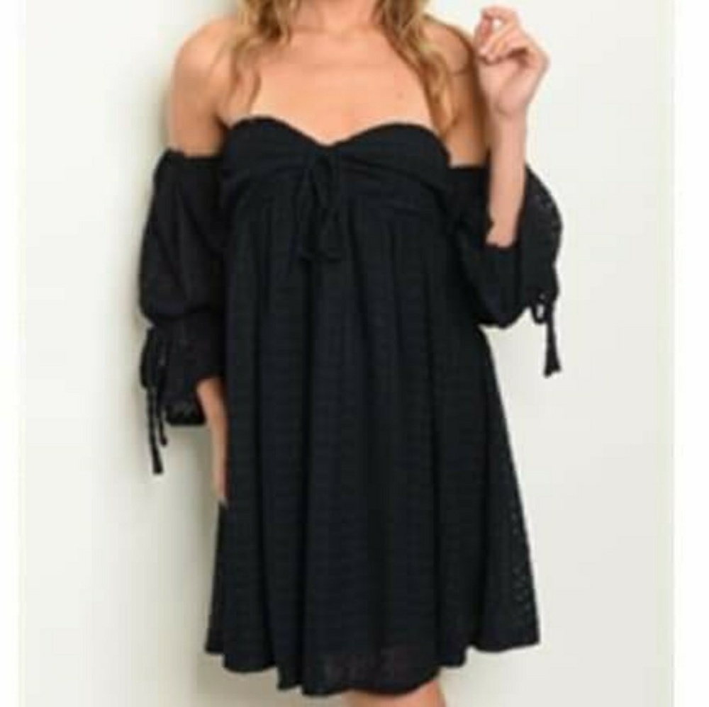 Black strapless and backless dress